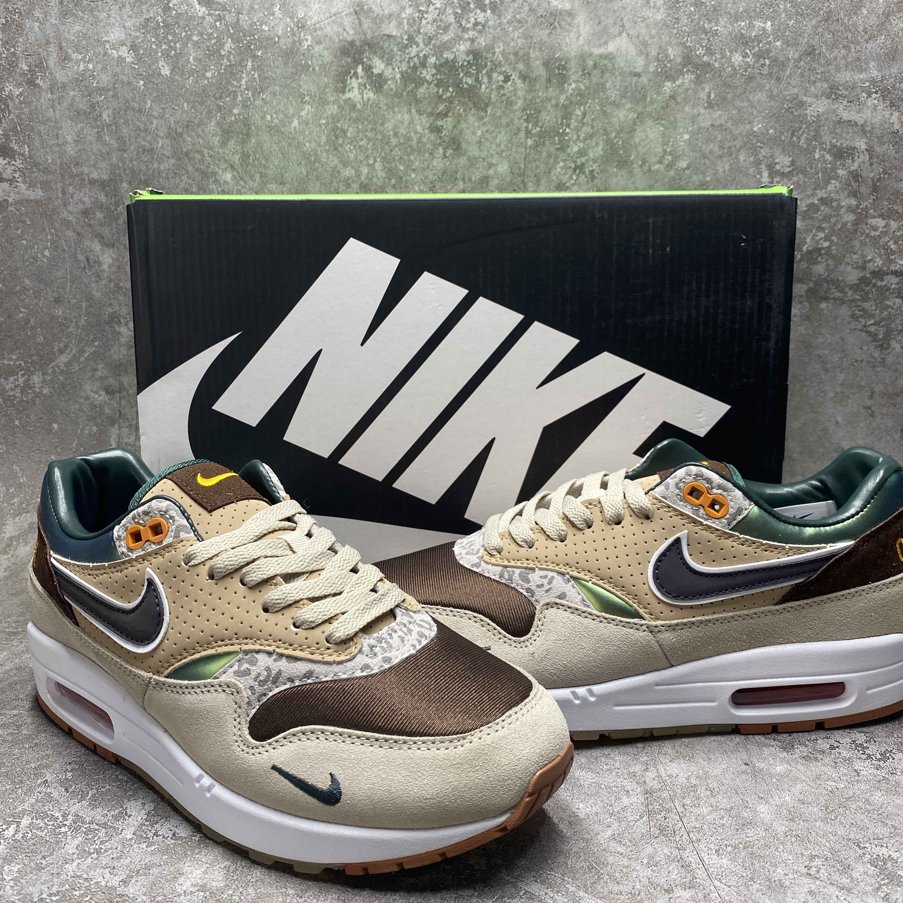 UA Nike Air Max 1