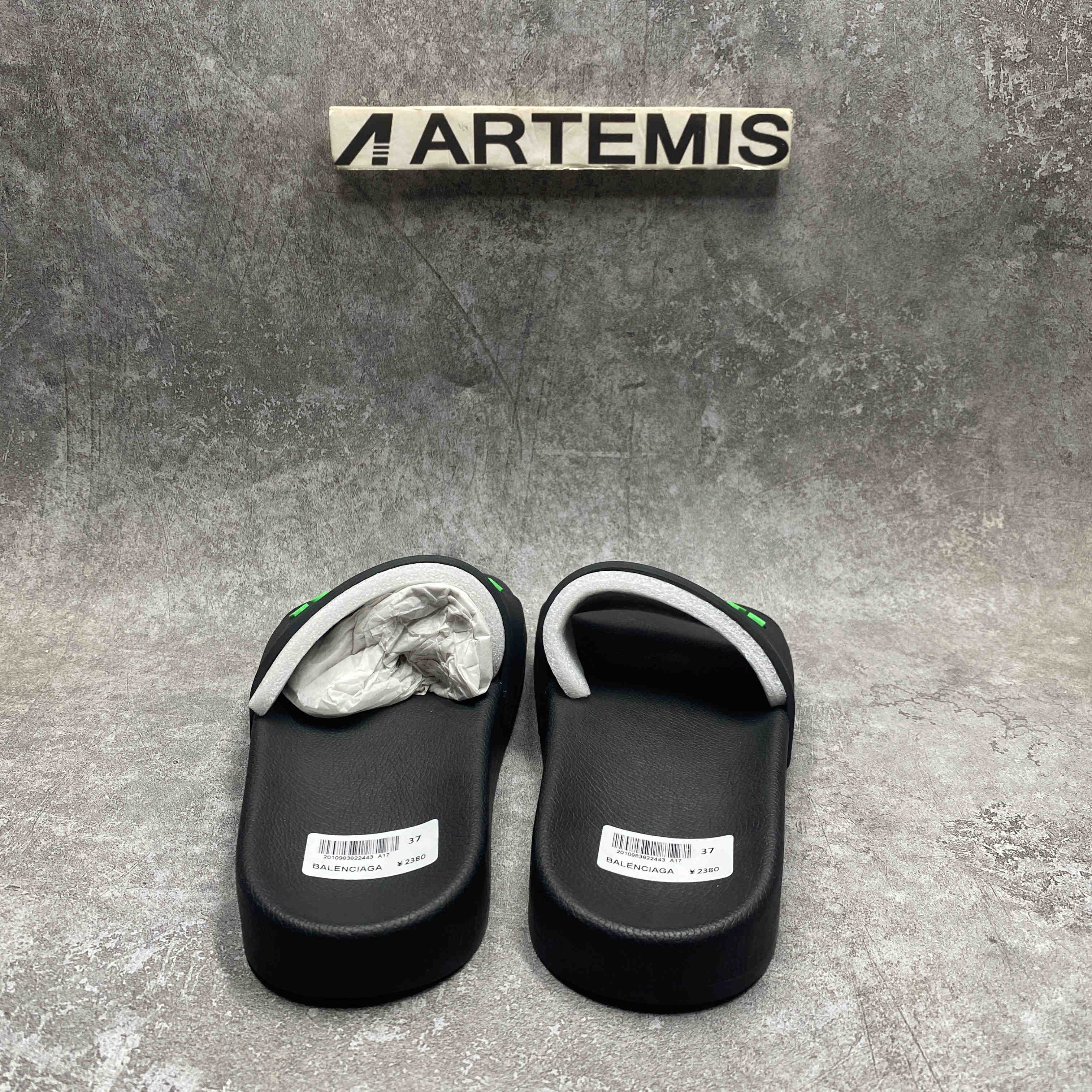 Ba*len*cia*ga pool slide black fluo green