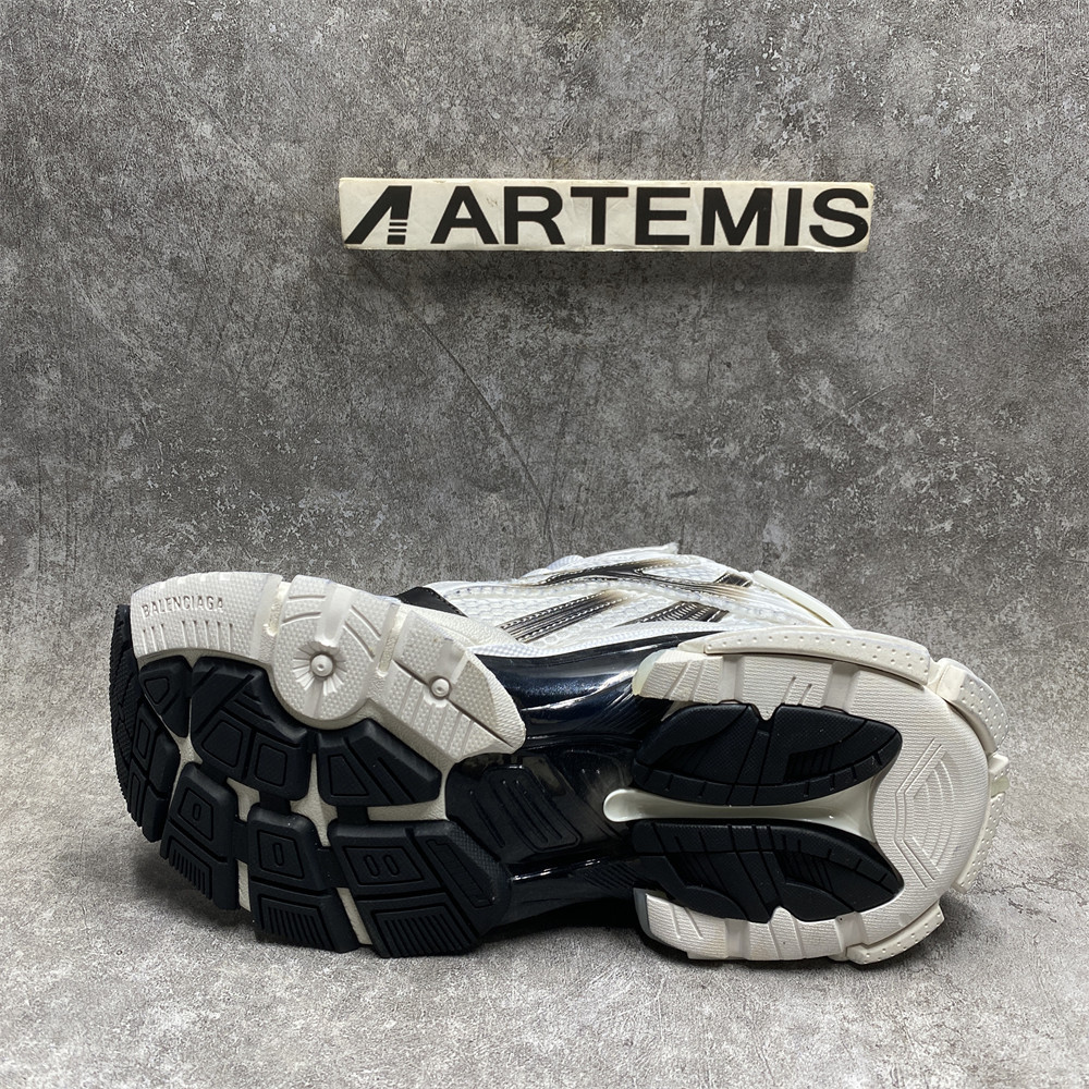 ua Ba*len*cia*ga runner sneaker