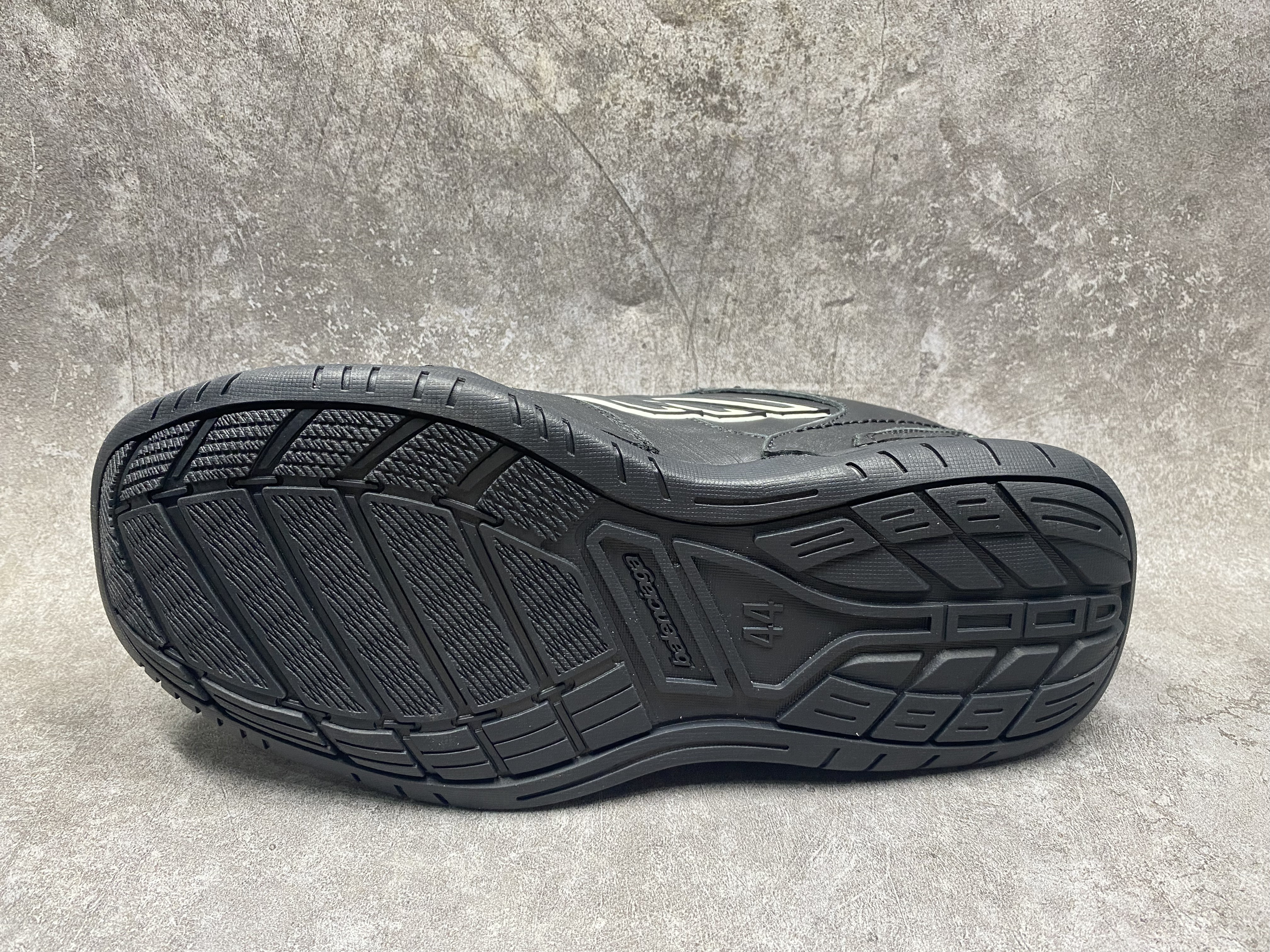 ua Ba*len*cia*ga hamptons worn-out sneaker in black(run one size large)