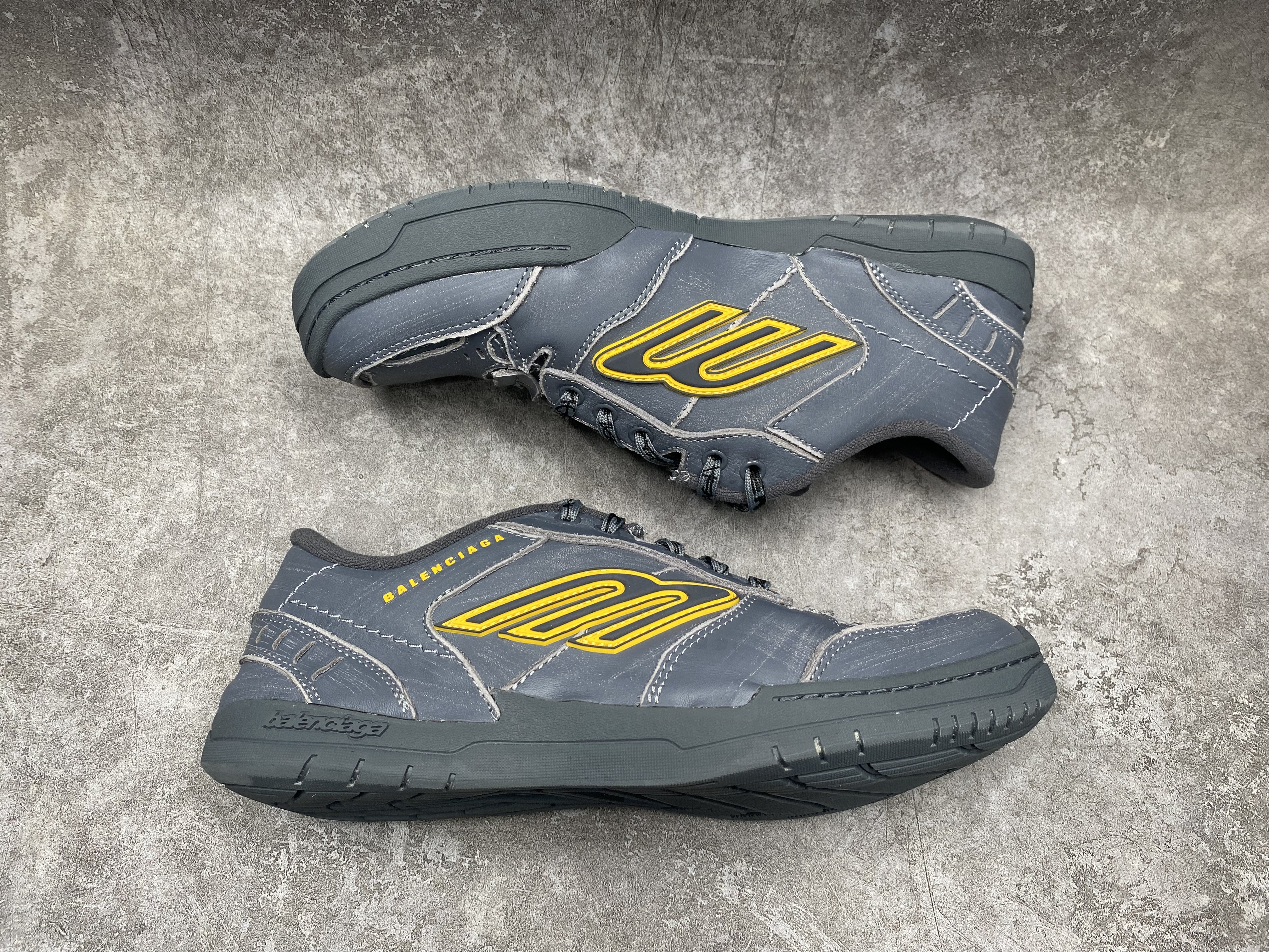 ua Ba*len*cia*ga hamptons worn-out sneaker in grey/yellow(run one size large)