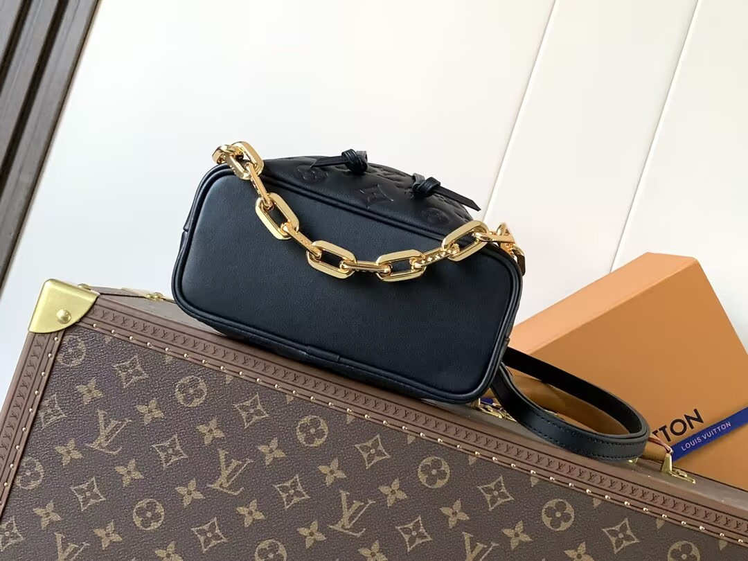 LV Coussin Bucket M26216 20x10x20cm