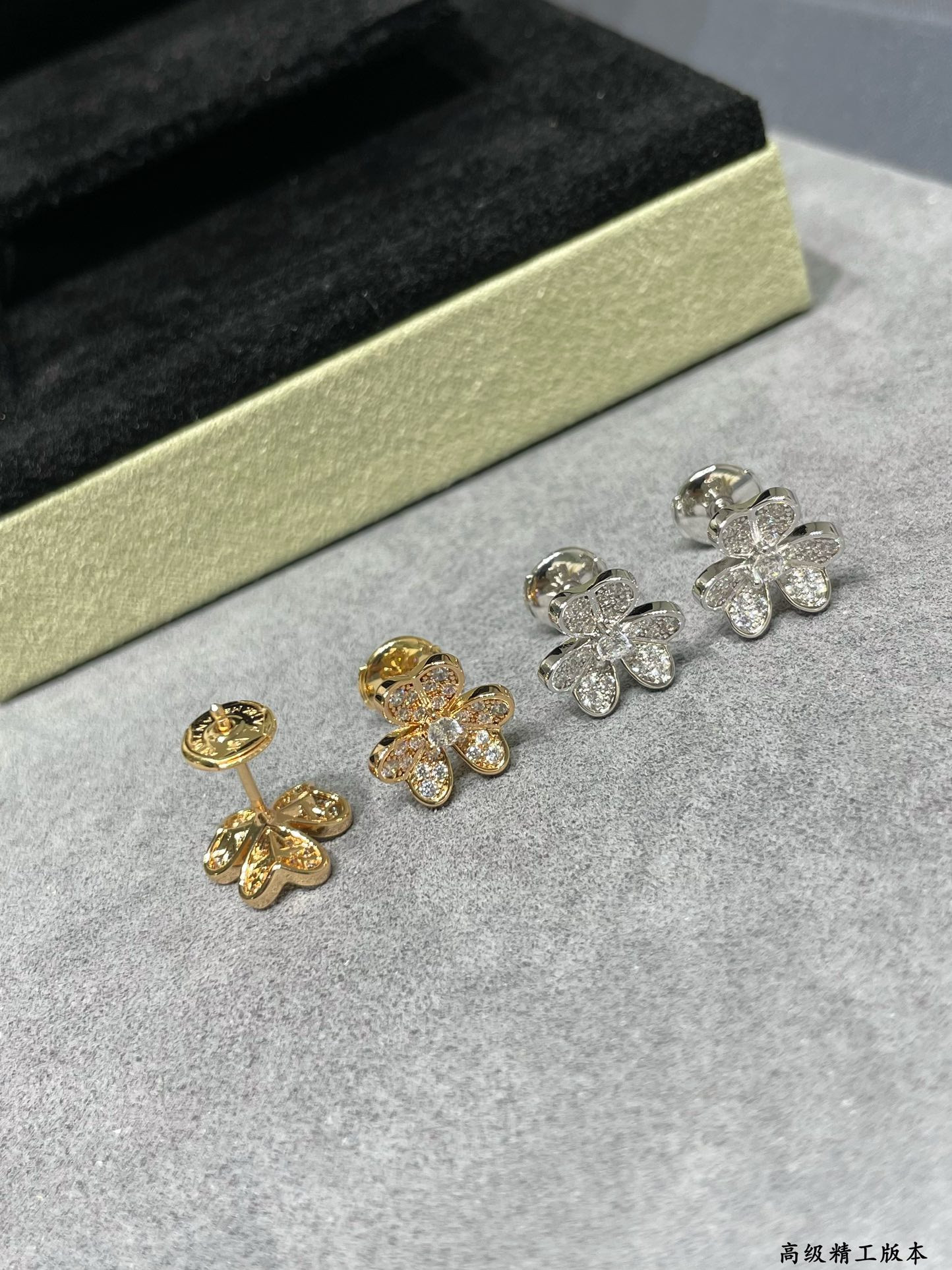 v*n cl*f & arpels mini Di*m*nd clover earrings