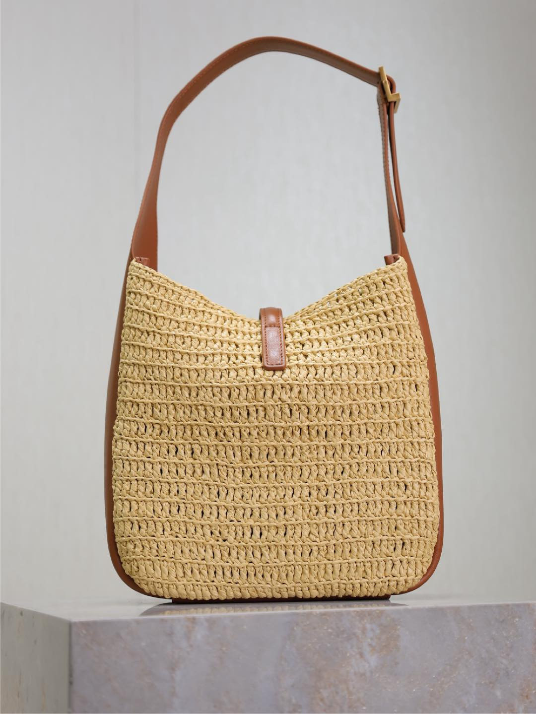 y*l le 5 À 7 S*pple small in raffia and leather 22 x 22 x 7-9 cm