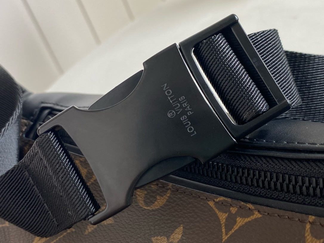 LV DISCOVERY BUMBAG 47x20x9 CM