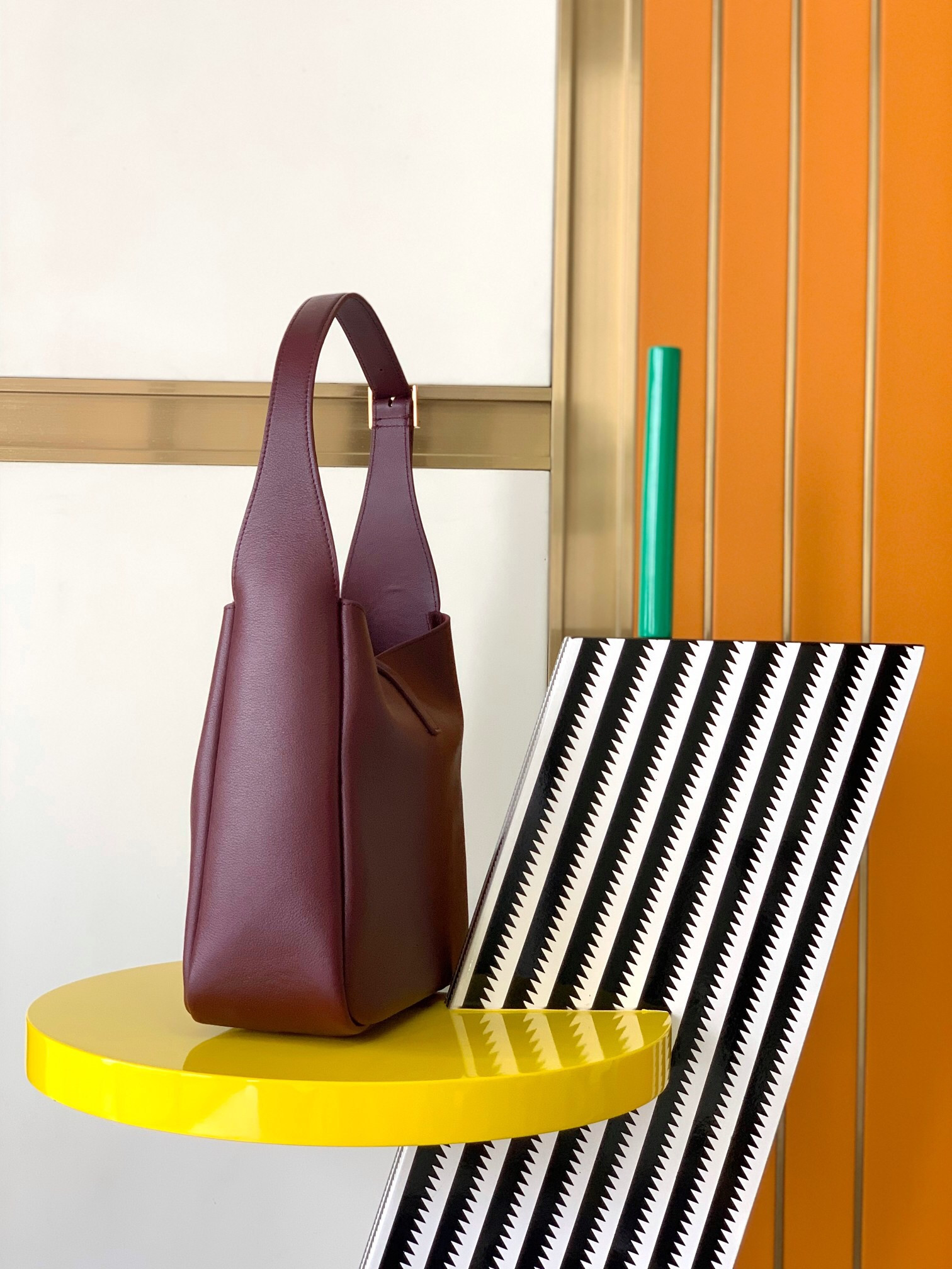 y*l le 5 À 7 S*pple small in grained leather 23 x 22 x 8.5 cm