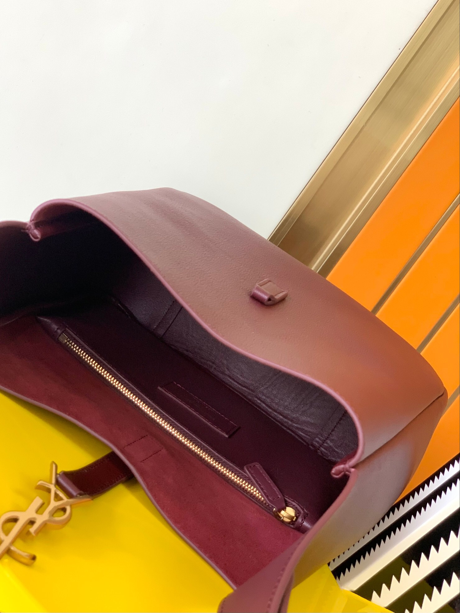 y*l le 5 À 7 S*pple small in grained leather 23 x 22 x 8.5 cm