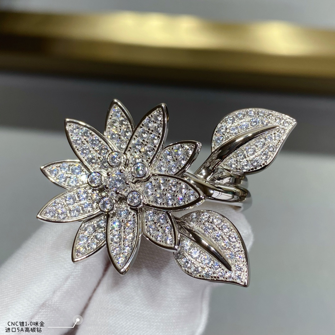 V*N CL*F & arpels lotus ring