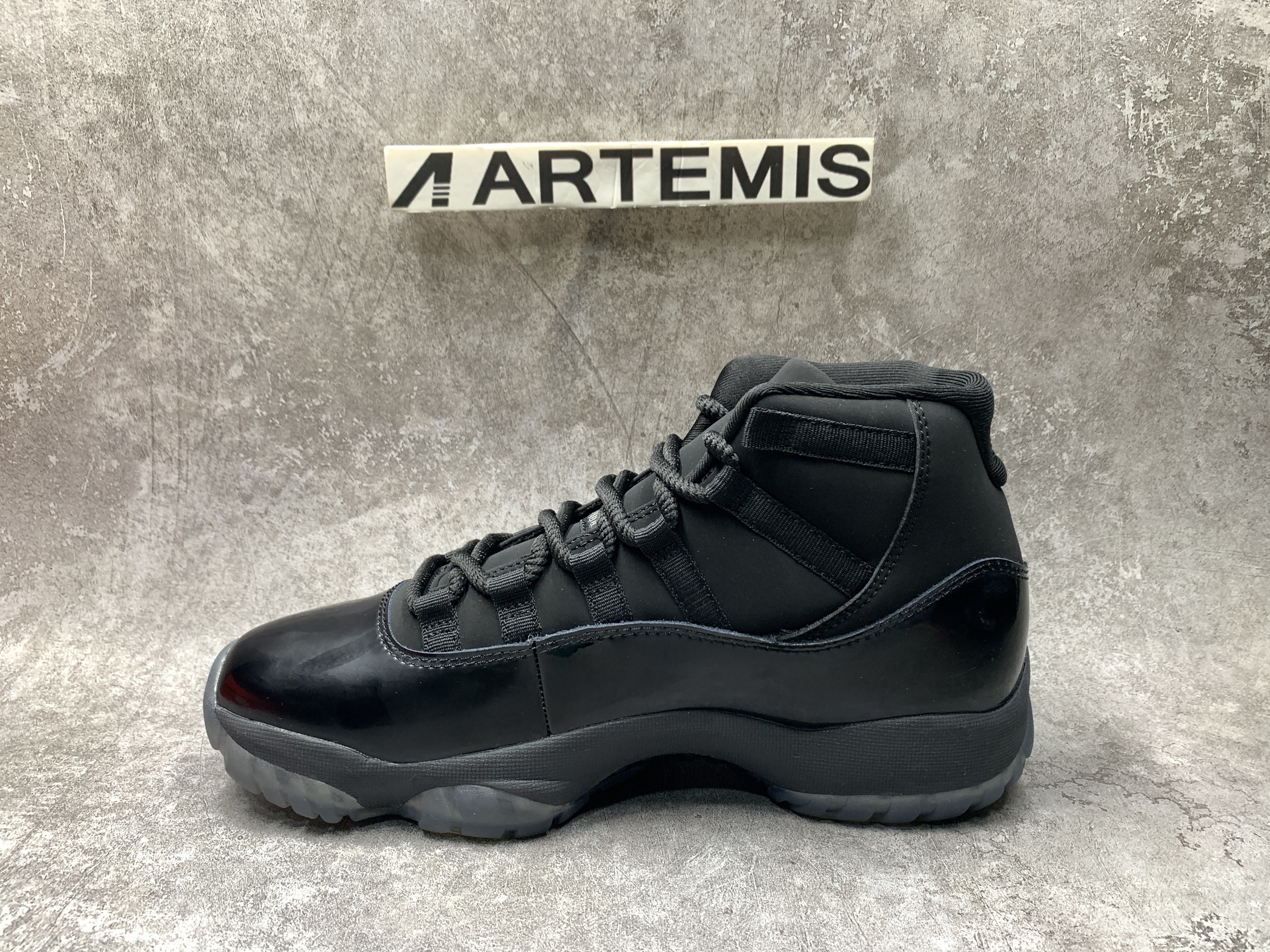 Air Jordan 11 Retro Cap and Gown
