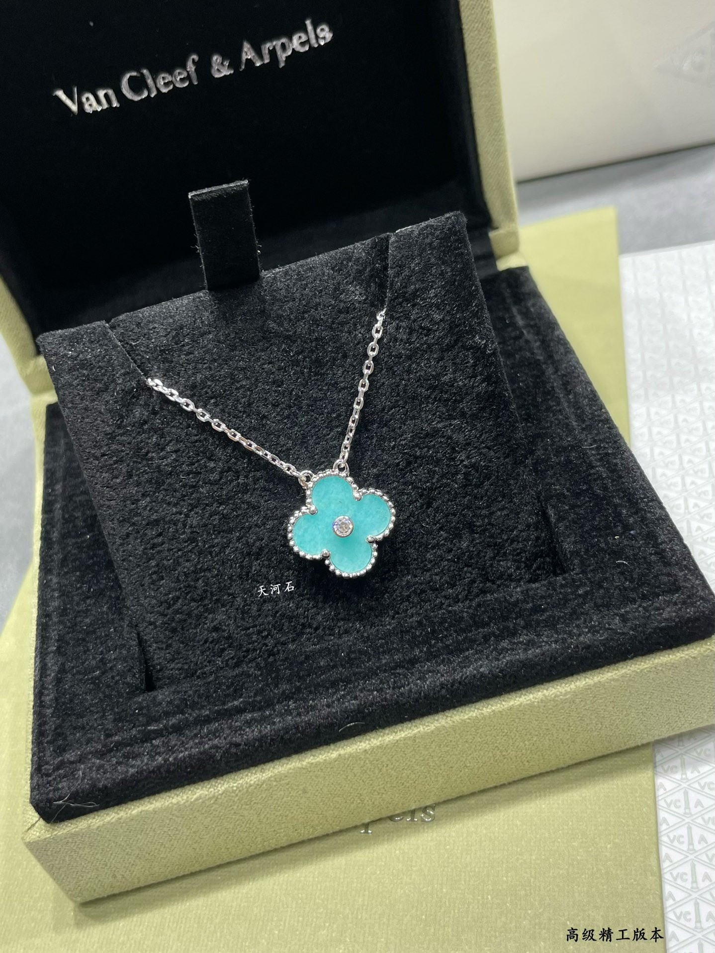 V*N CL*F & arpels medium classic four leaf clover necklace diameter approx 1.5cm chain length approx 40+5cm