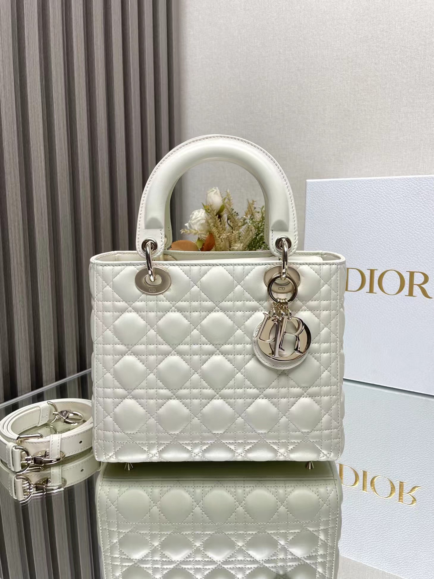 medium lady D*or bag 24 x 20 x 12 cm