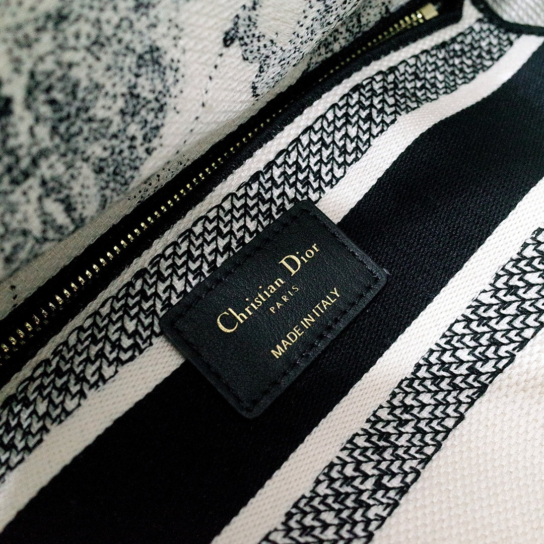 medium D*or lady d-lite bag 24 x 20 x 11 cm