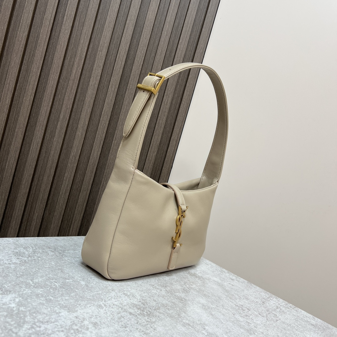 Y*L le 5 À 7 in smooth lambskin white 9 x 6.3 x 2.5 inches