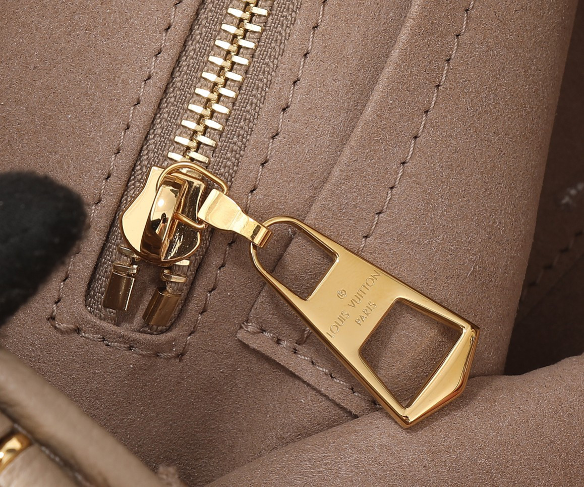 LV CarryAll PM M47180 11.6x9.4x4.7 inches