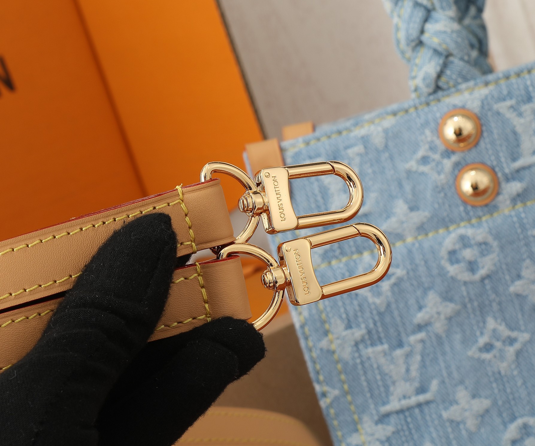 LV Let Go PM M42897 11 x 9.1 x 4.1 in