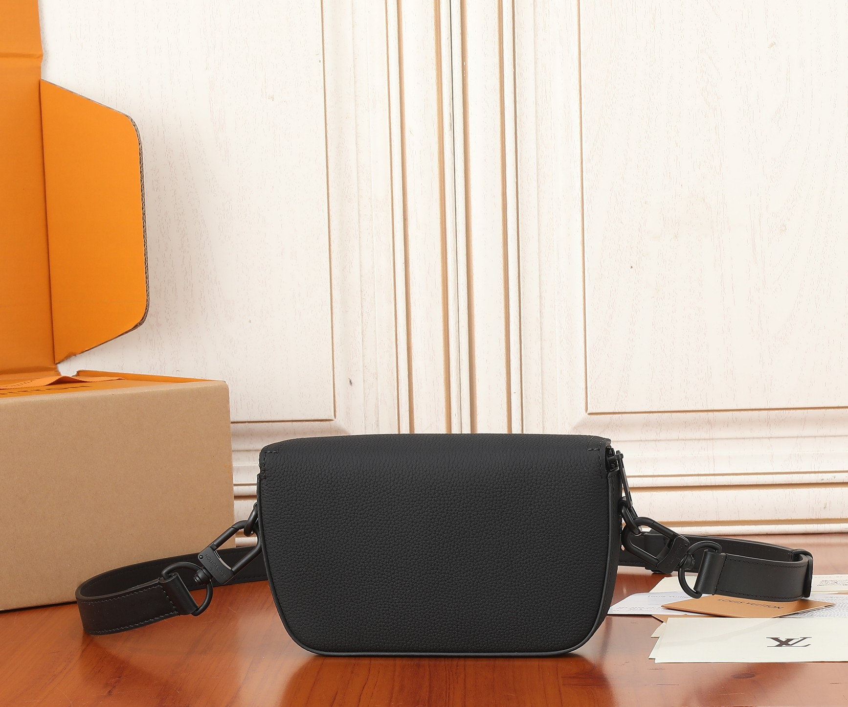 LV Pilot Wearable Wallet M83563 7.9 x 4.7 x 2.2 in