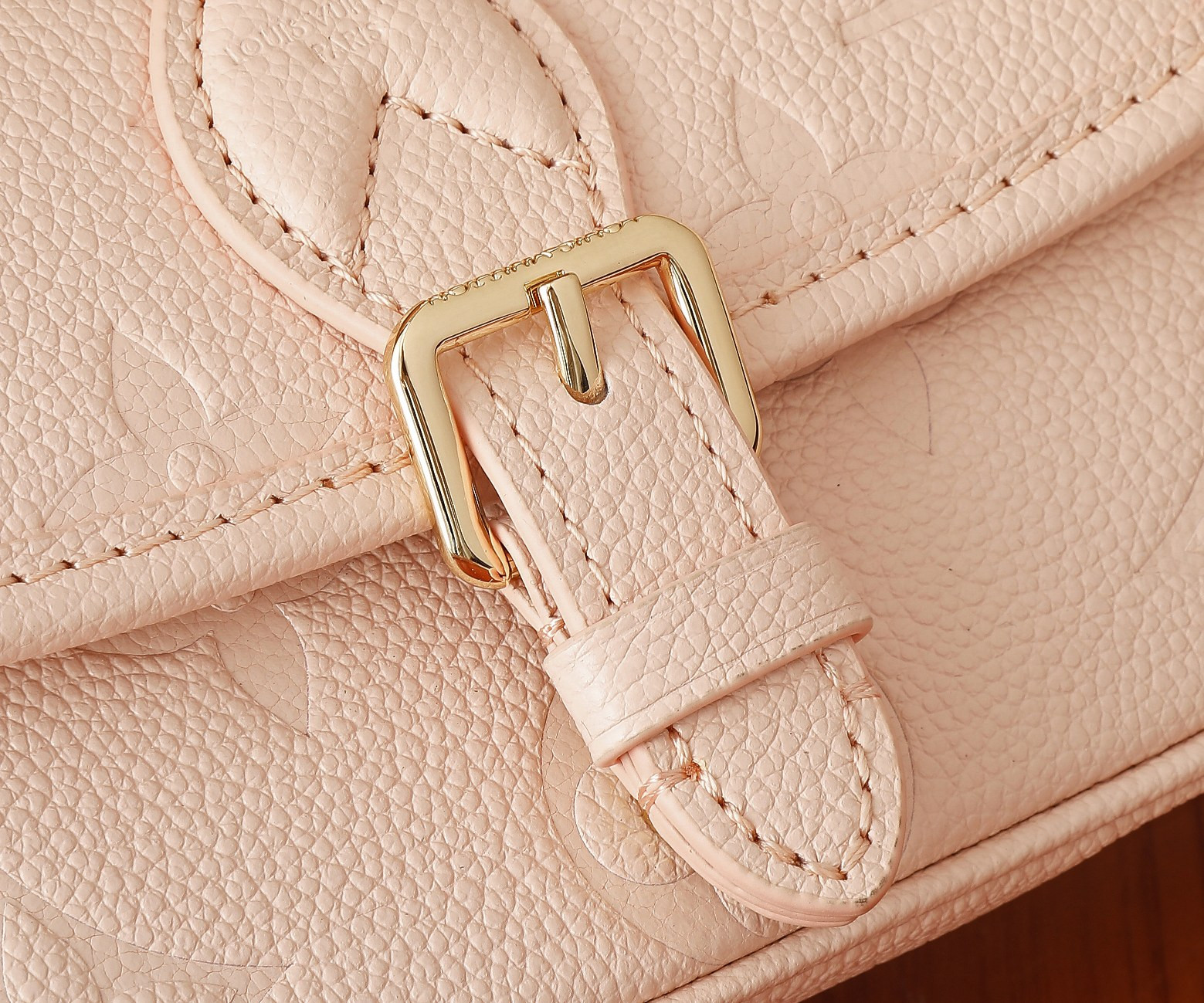 LV Nano Diane M83566 7.5 x 4.1 x 2.4 in