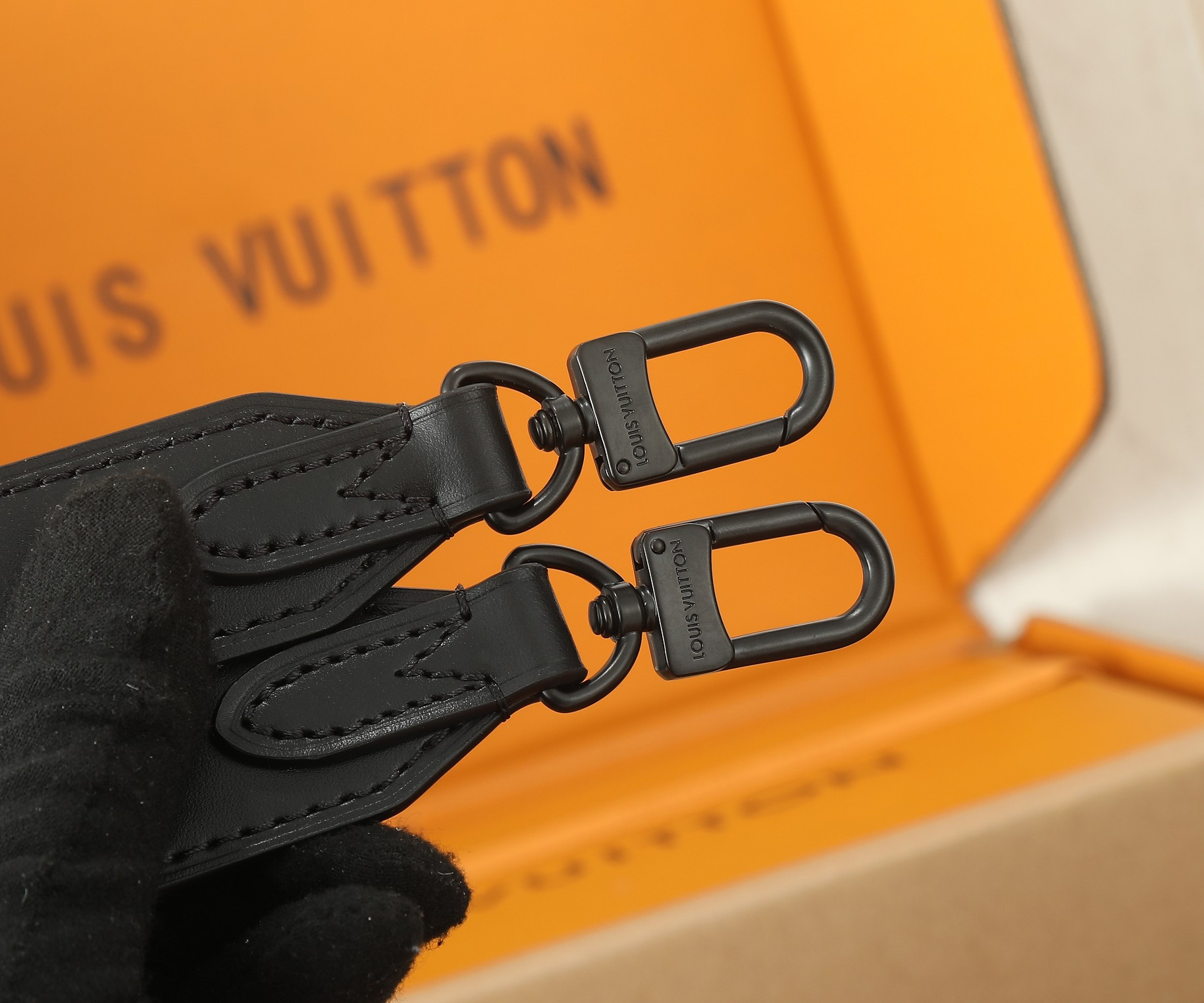 LV Montsouris Wearable Wallet M83567 8.7 x 4.7 x 2.4 in