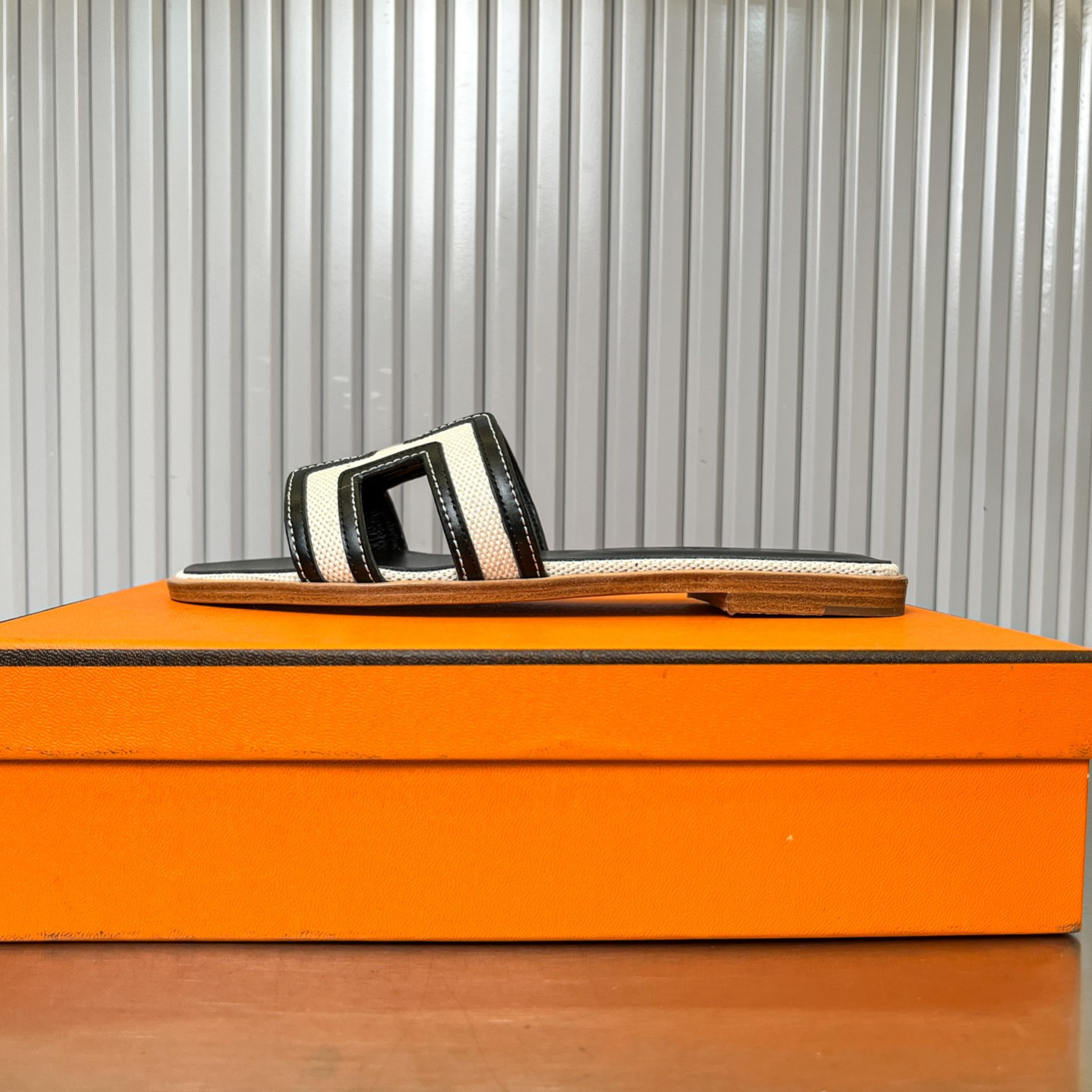 ua H**me5 oran sandal