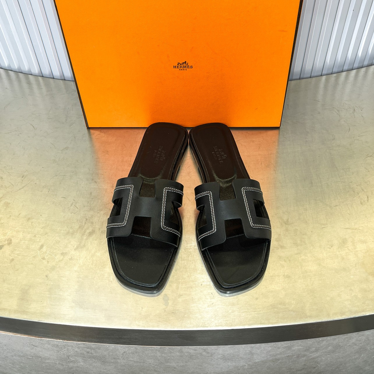 ua H**me5 oran sandal