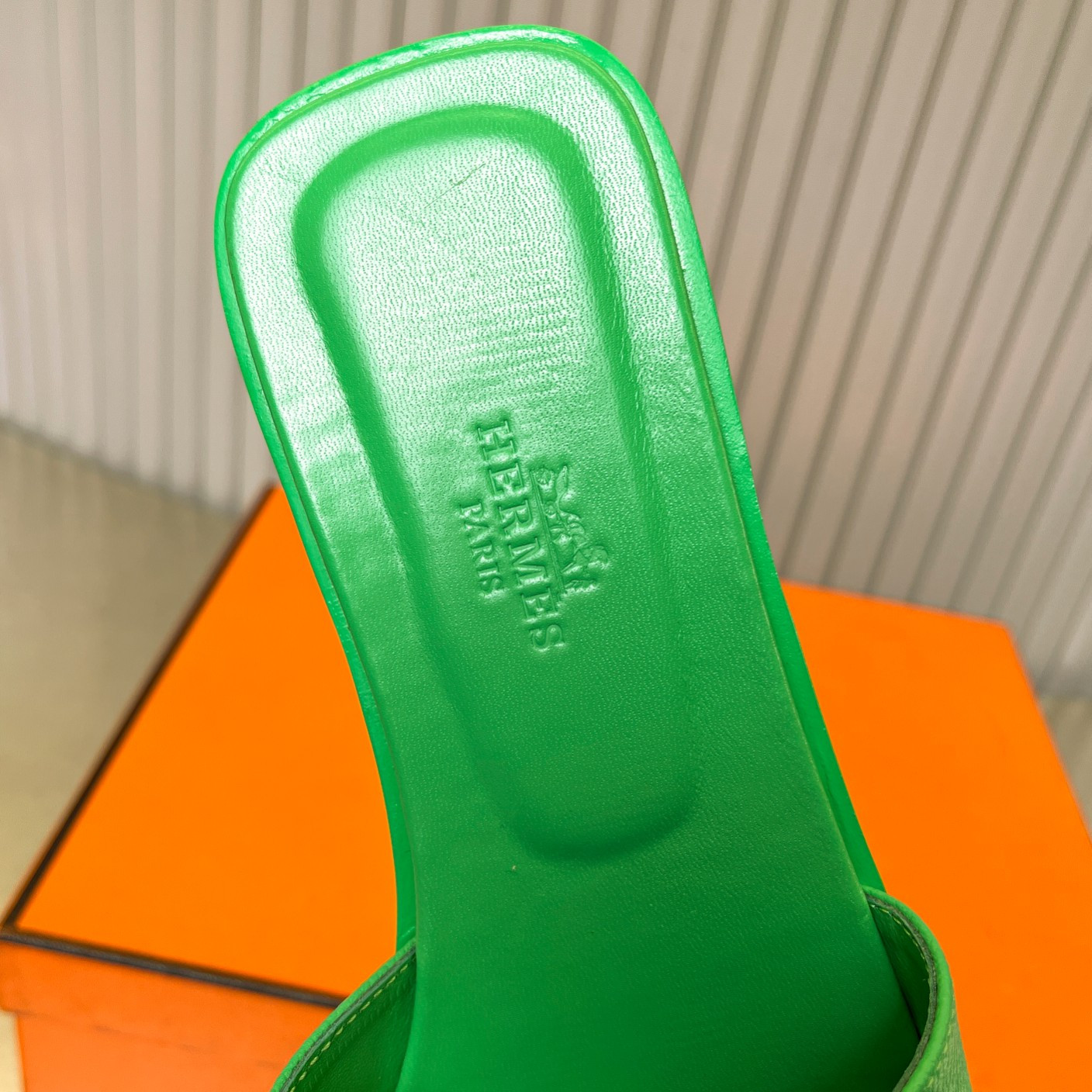 ua H**me5 oran sandal