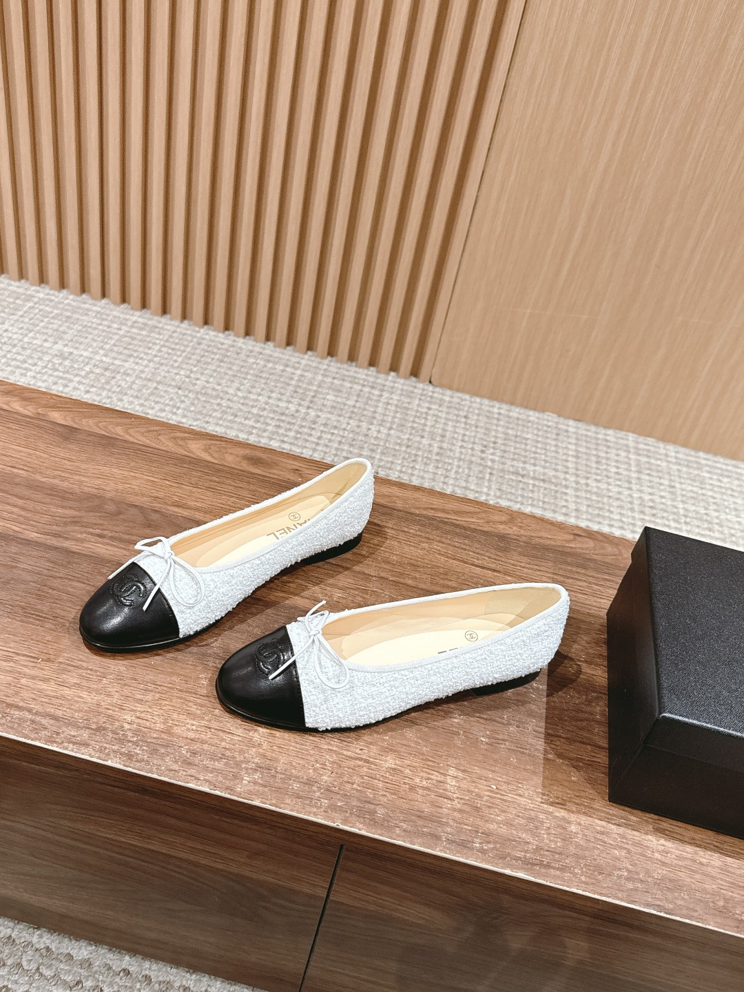 ua Ch*el ballet flats