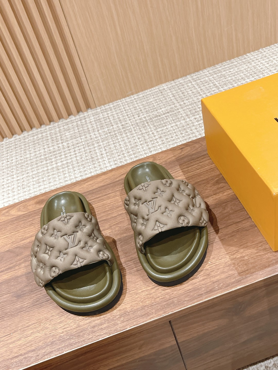 UA LV Pool Pillow Flat Comfort Mule