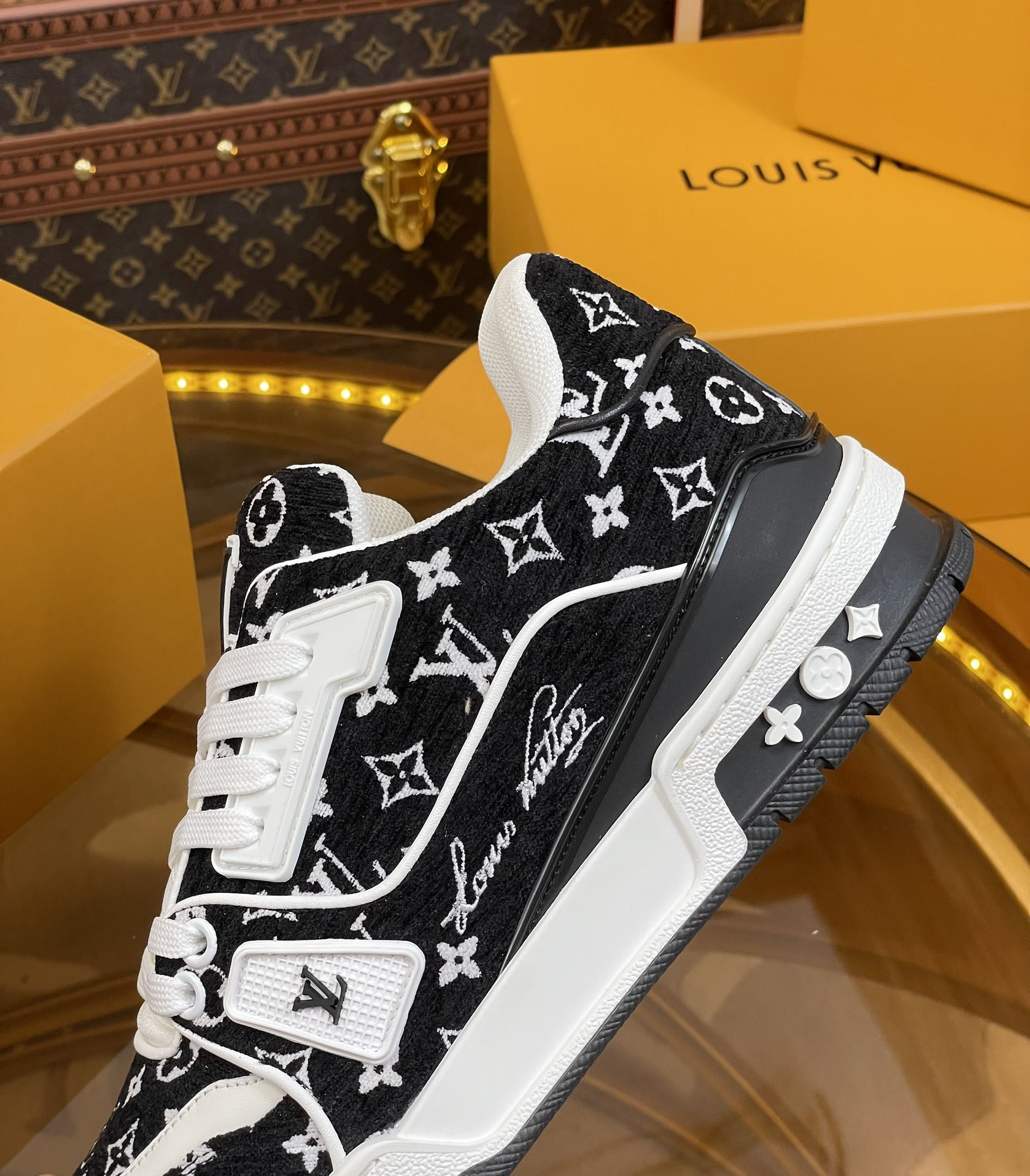 UA LV Trainer Sneaker