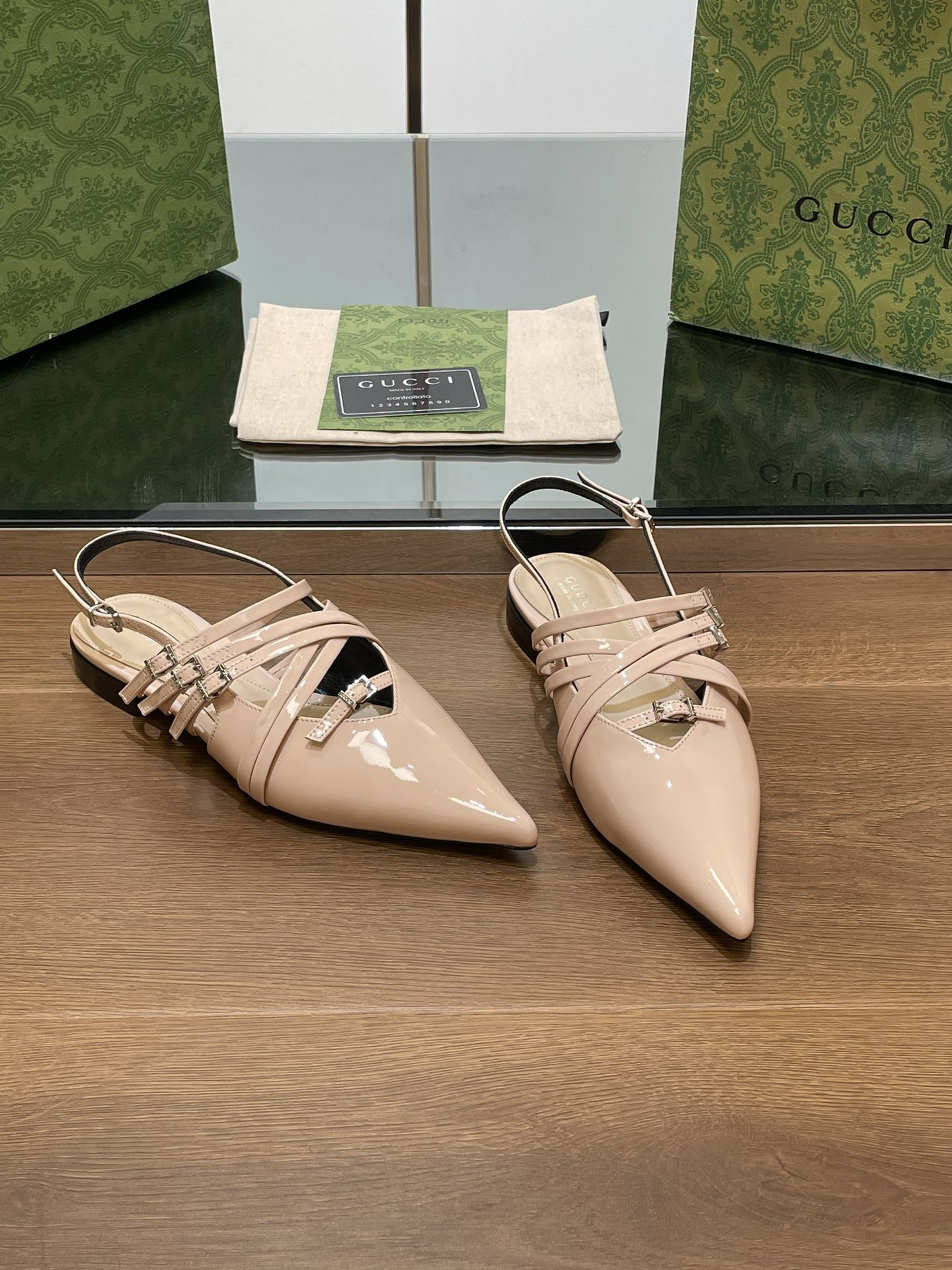 ua G*u*i strappy ballet flat