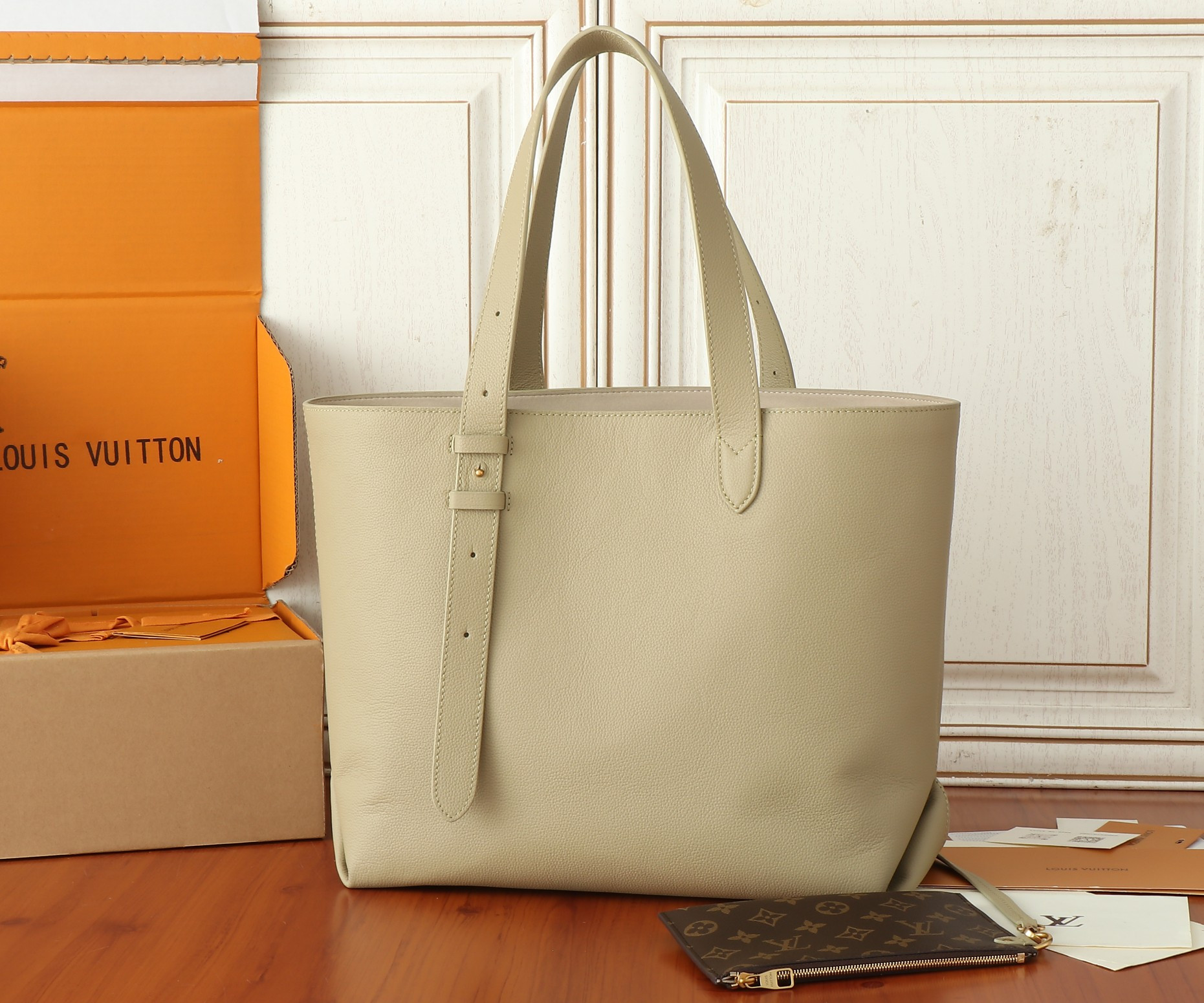 LV Low Key Cabas MM M25343 47x30x14cm