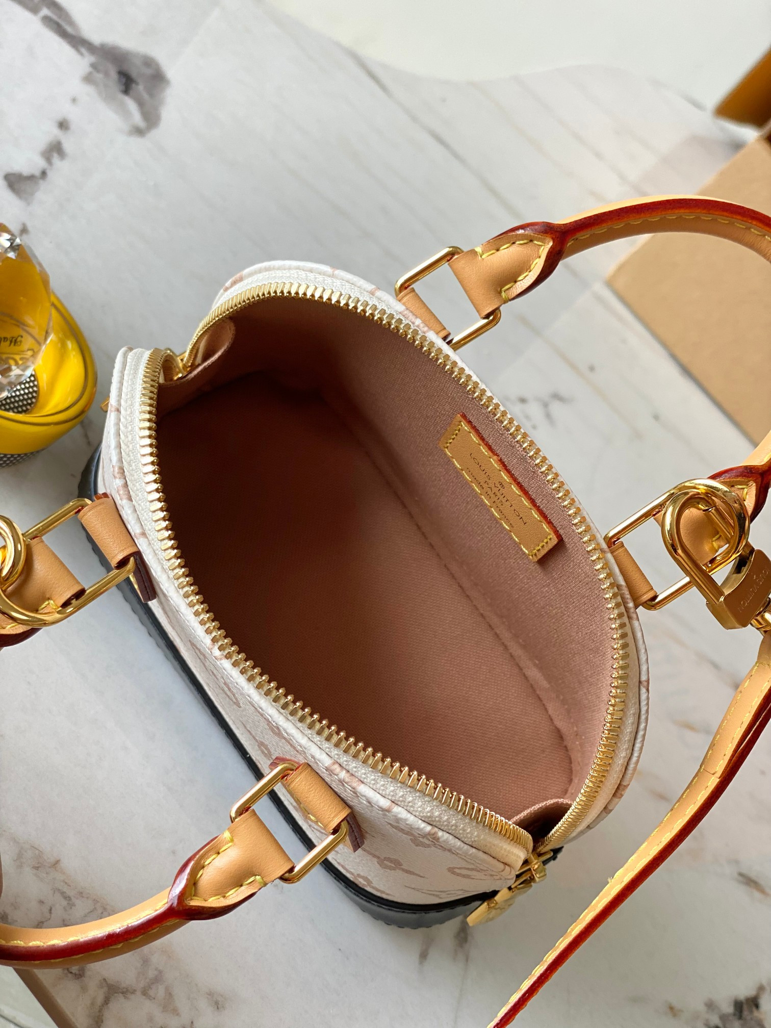 LV Nano Alma M46895 18x12x8cm