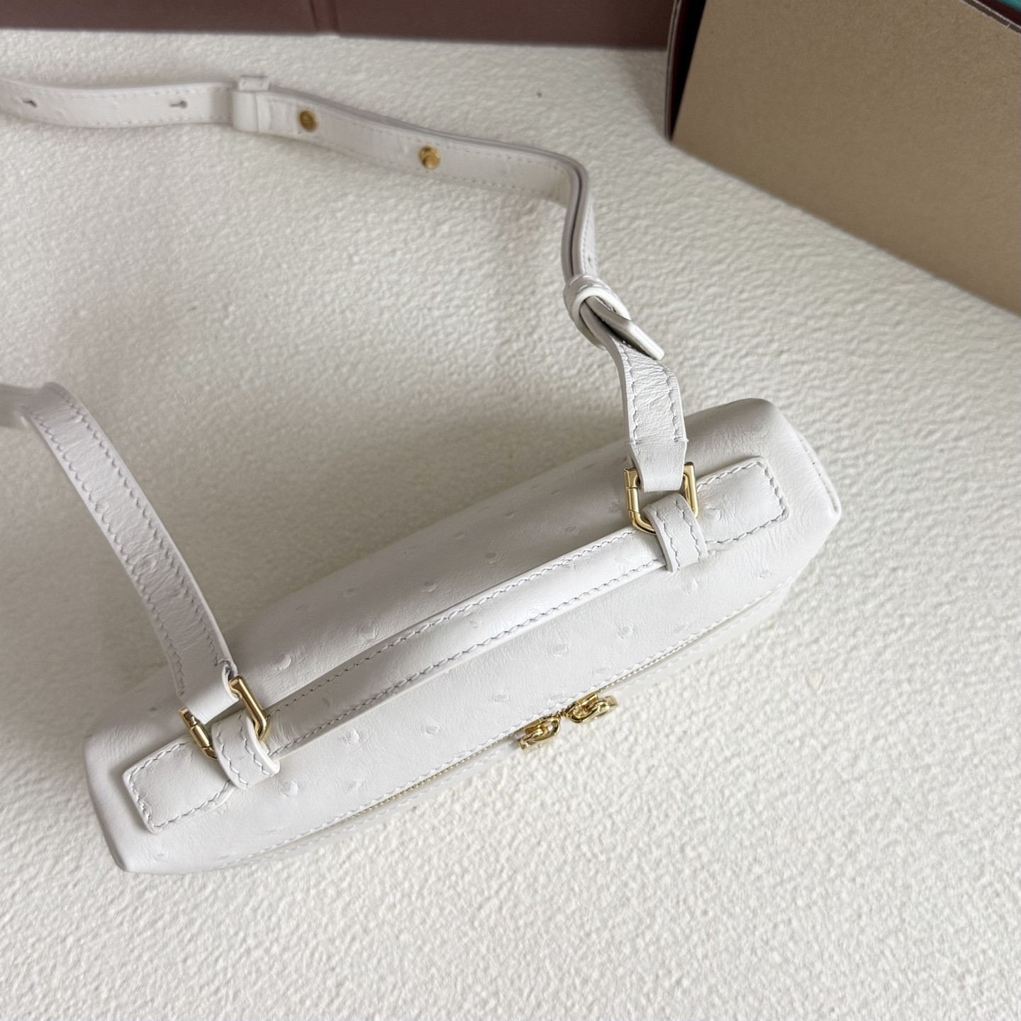 L**o p*ana extra pocket l19 ostrich-grained leather 11 x 19 x 6.5 cm