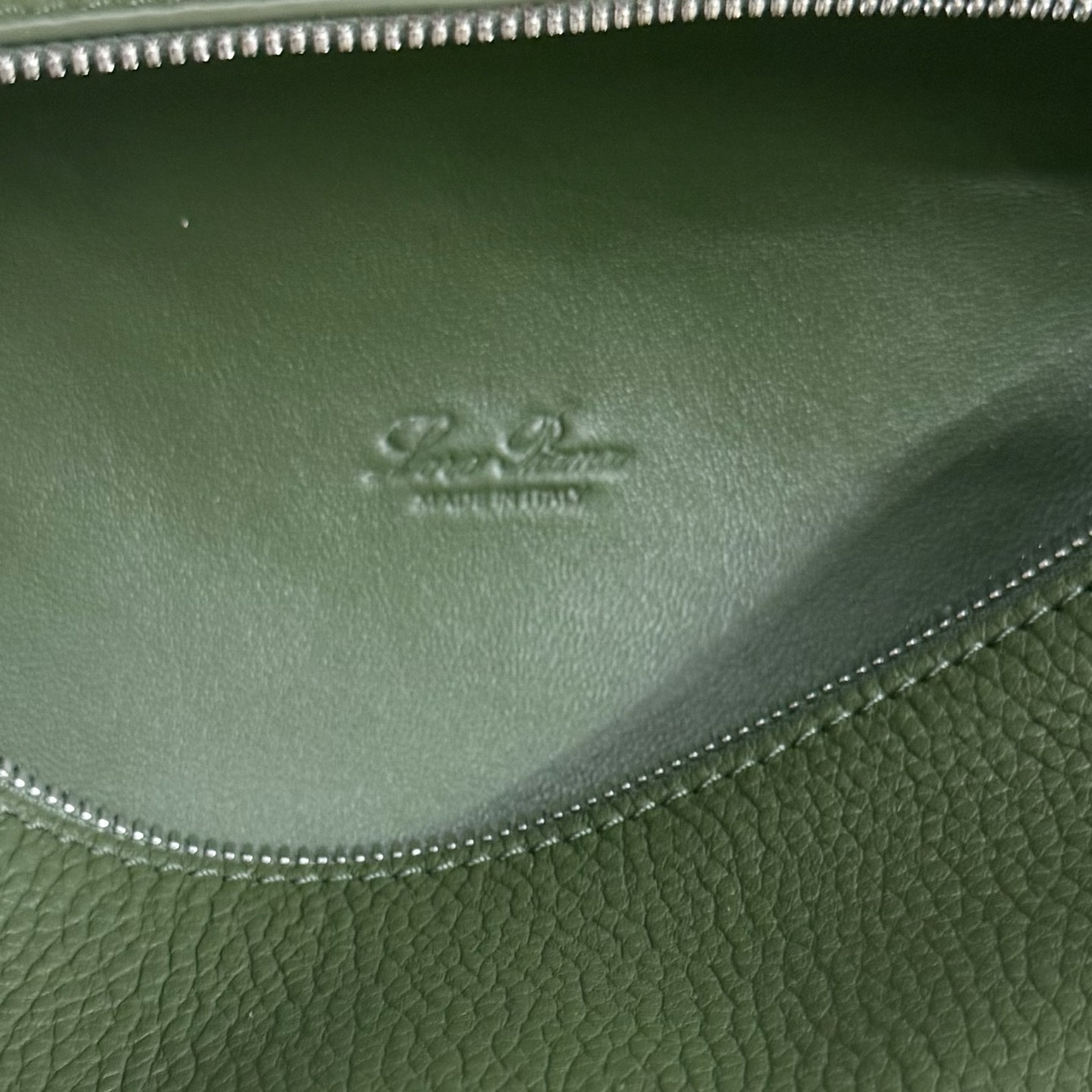 L**o p*ana extra pocket l19 grained calfskin 11 x 19 x 6.5 cm