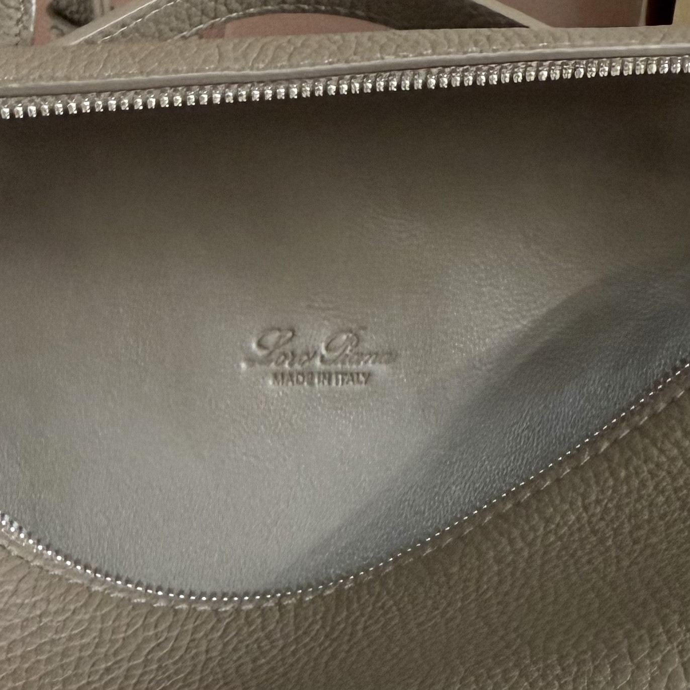 L**o p*ana extra pocket l19 grained calfskin 11 x 19 x 6.5 cm