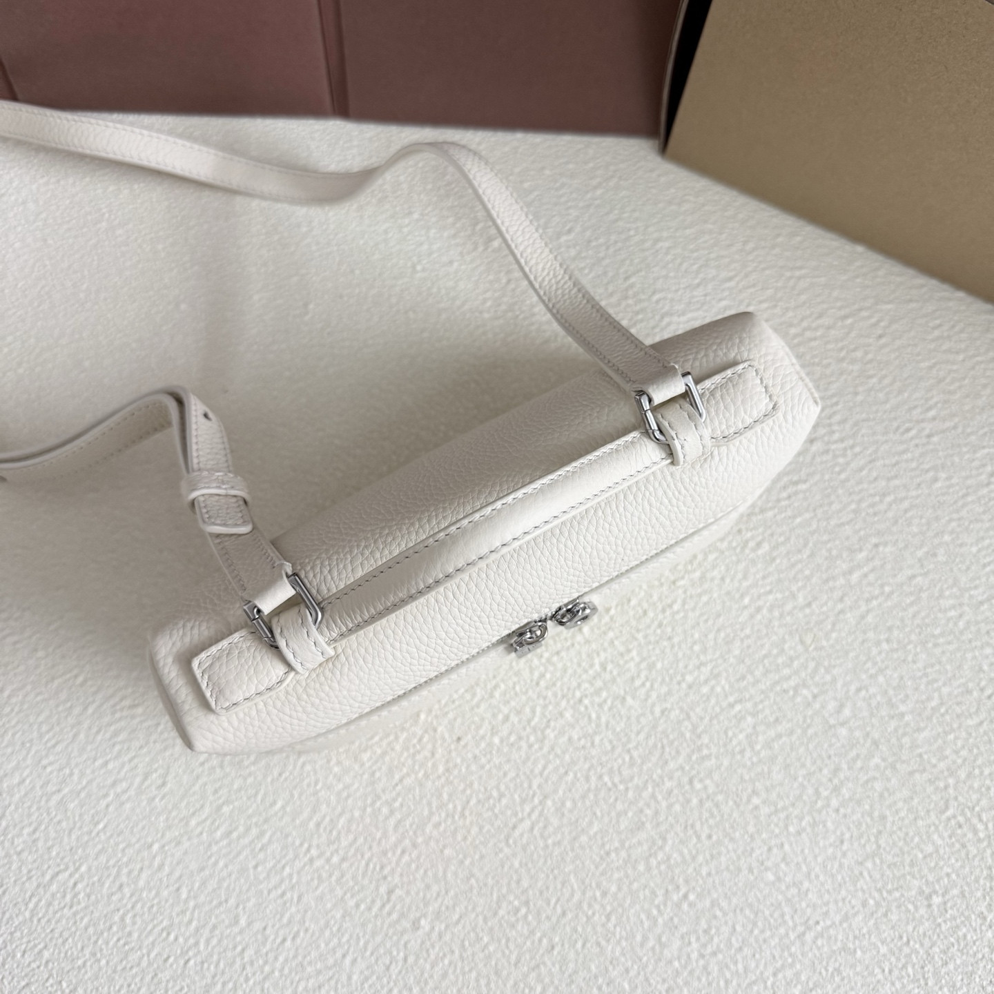 L**o p*ana extra pocket l19 grained calfskin 11 x 19 x 6.5 cm