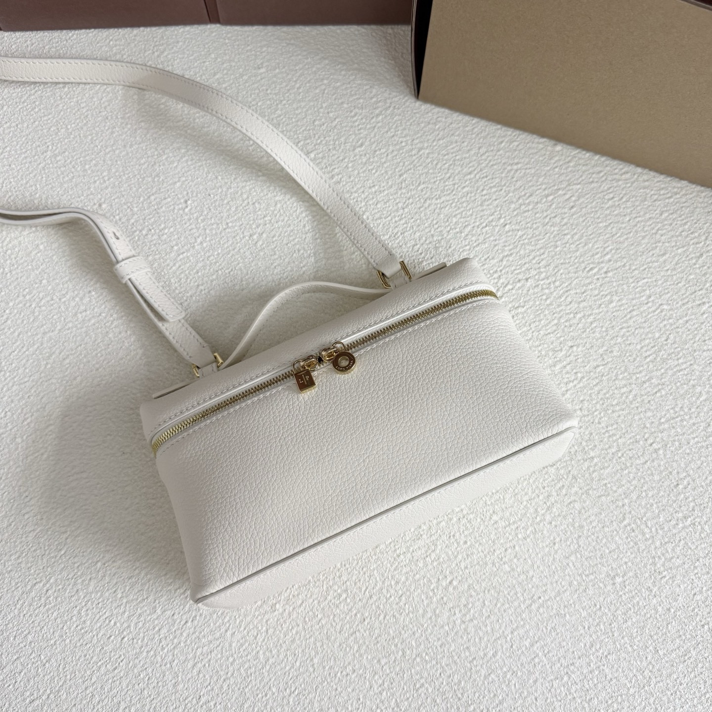 L**o p*ana extra pocket l19 grained calfskin 11 x 19 x 6.5 cm