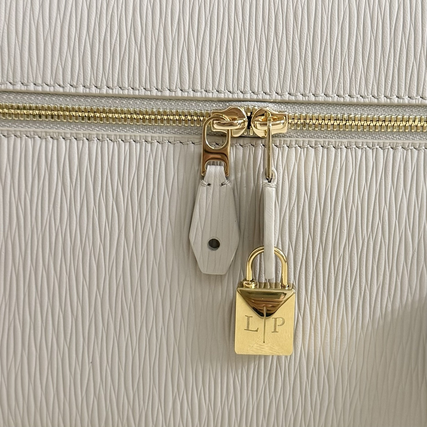 L**o p*ana extra pocket l27 calfskin 16x27x10cm