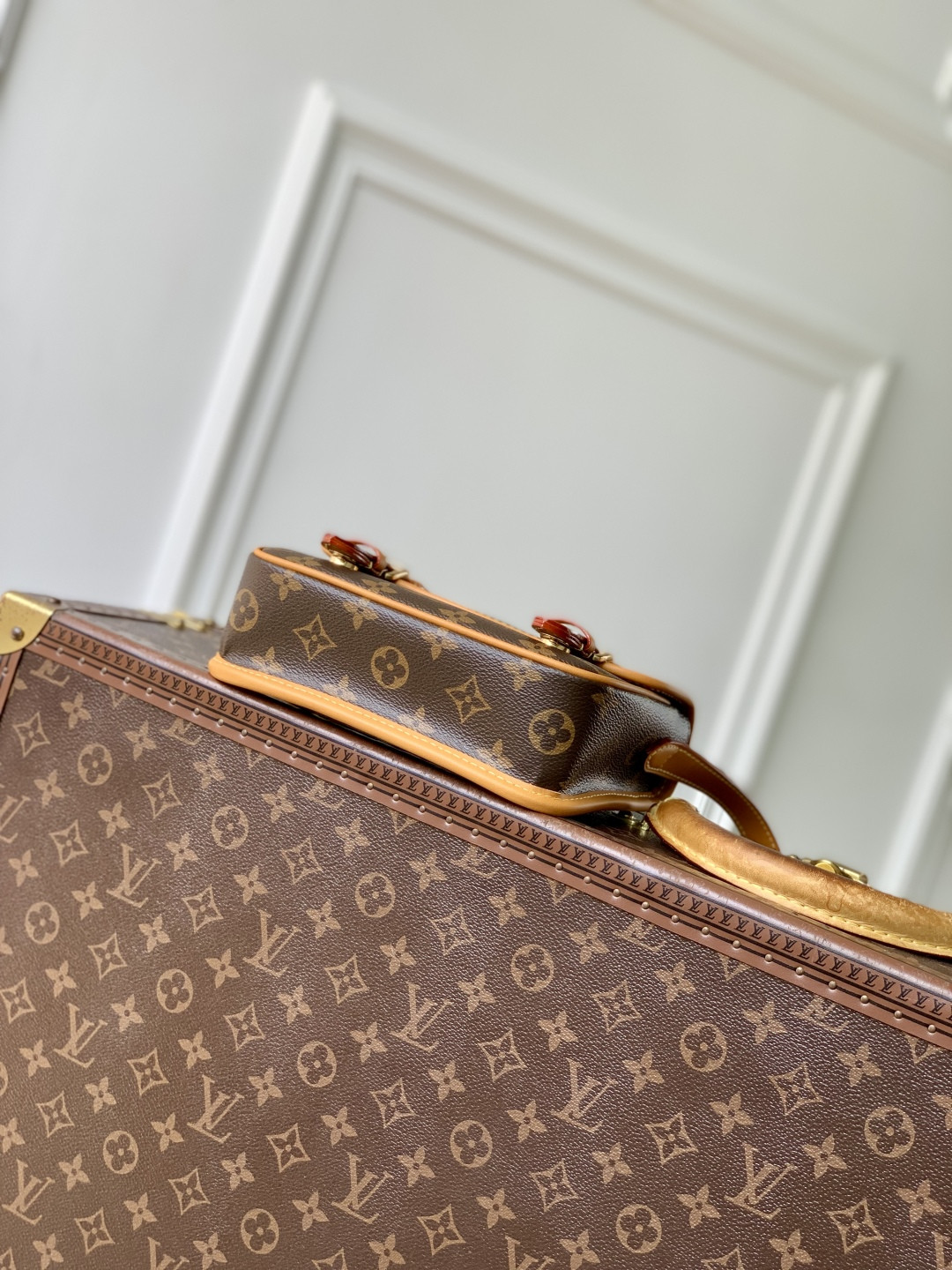 LV Satchel Wearable Wallet M26805 19.5x15x6cm